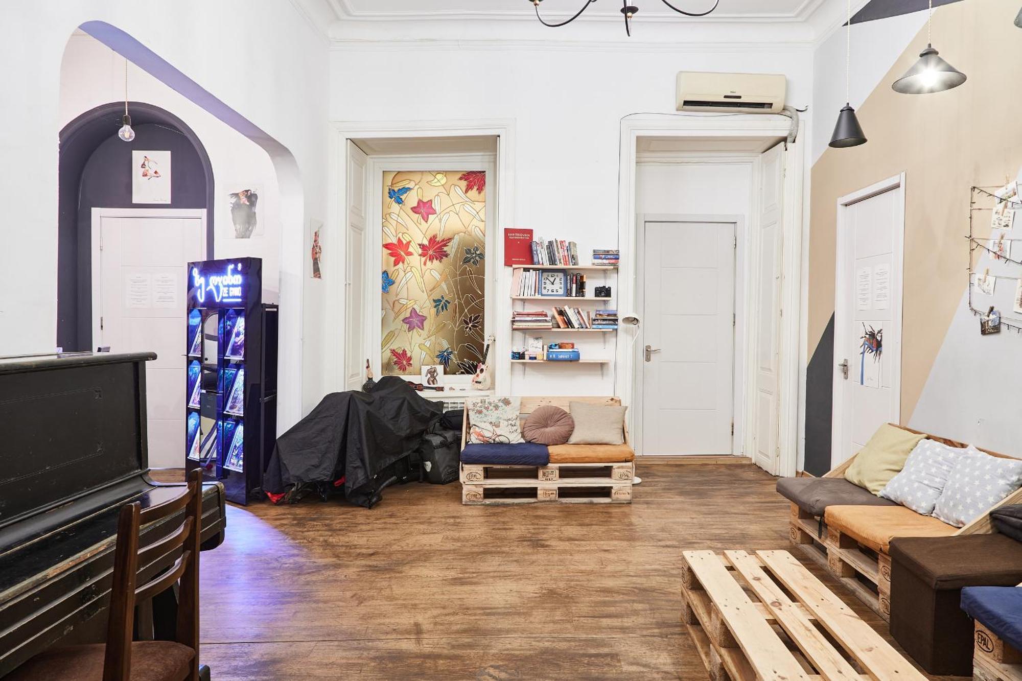 Moosica Hostel ティビリシ エクステリア 写真